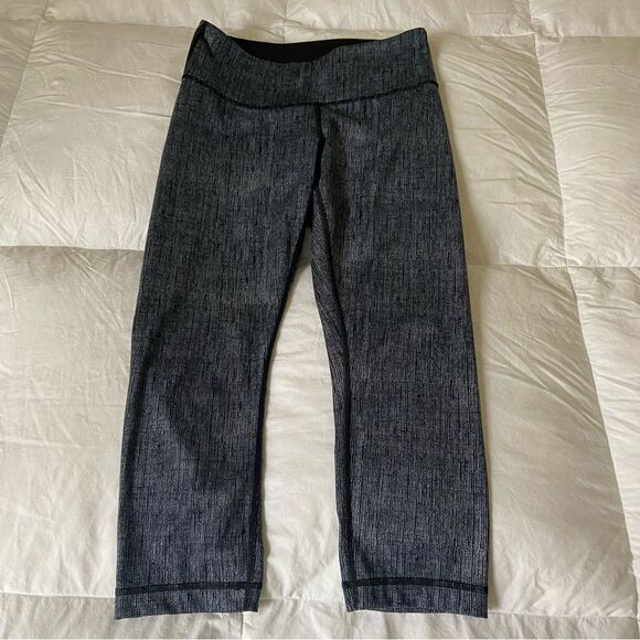 Like new Lululemon Wunder Under crop in Burlap black dune size 4 - Picture 6 of 9